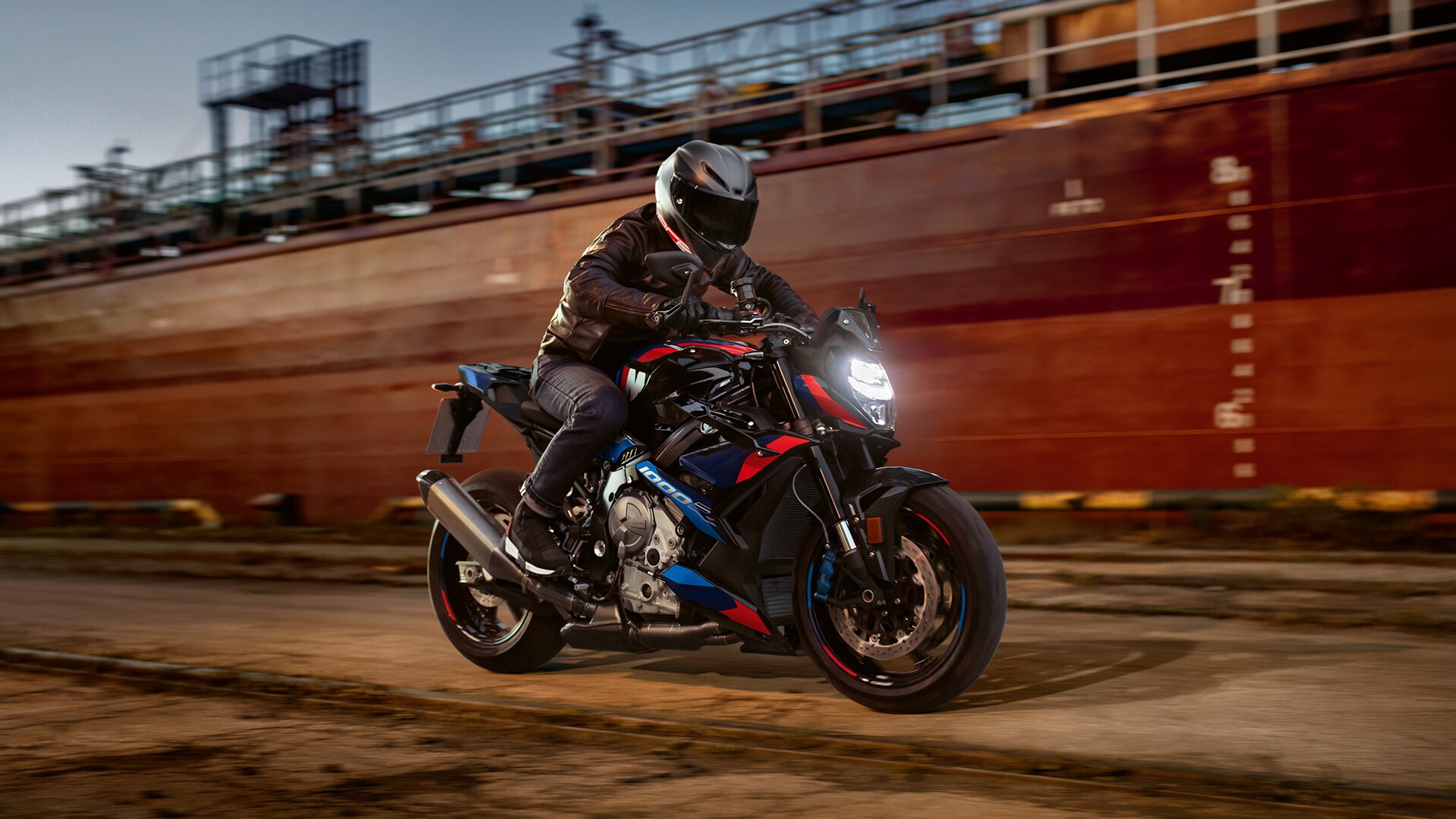 Видеоклип на M 1000 R в YouTube, Hyper Dynamic Roadster на BMW Motorrad