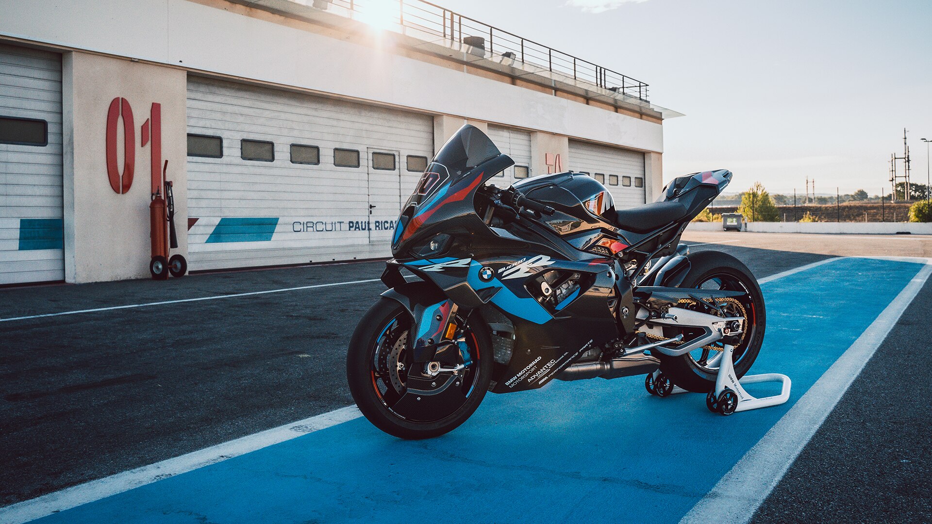 Видеоклип в YouTube на M 1000 RR, Superbike за състезателната писта на BMW Motorrad