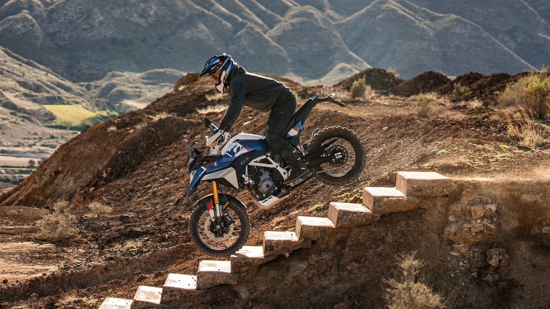 BMW F 450 GS се справя с всякакви терени и атмосферни условия