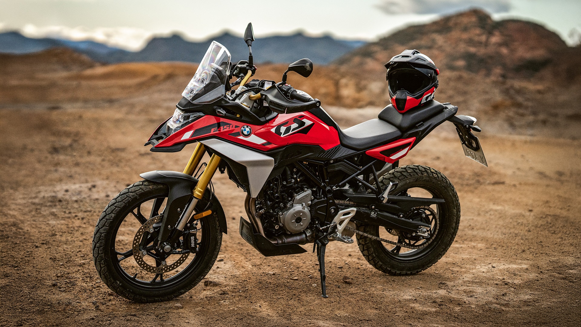 BMW F 450 GS се движи и по пътя, и извън него