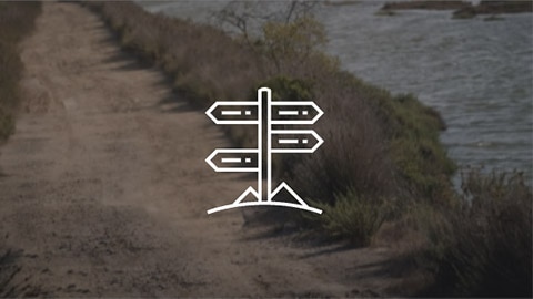 Икона от света на BMW Motorrad Adventure, изобразяваща пътепоказател, сочещ в няколко посоки