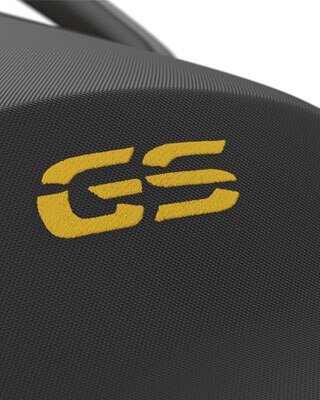 Това е жълтият стикер GS върху седалката.