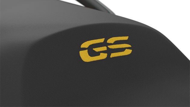 Това е жълтият стикер GS върху седалката.