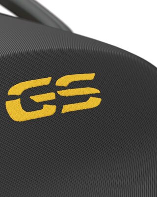 Това е жълтият стикер GS върху седалката.