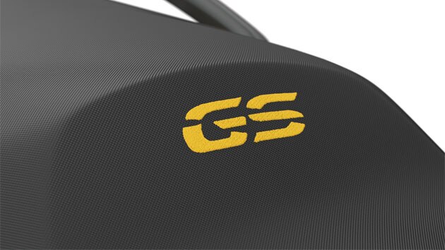 Това е жълтият стикер GS върху седалката.