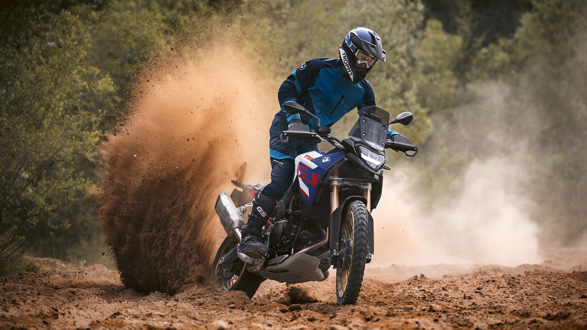 BMW F 900 GS, движещ се през пясък.