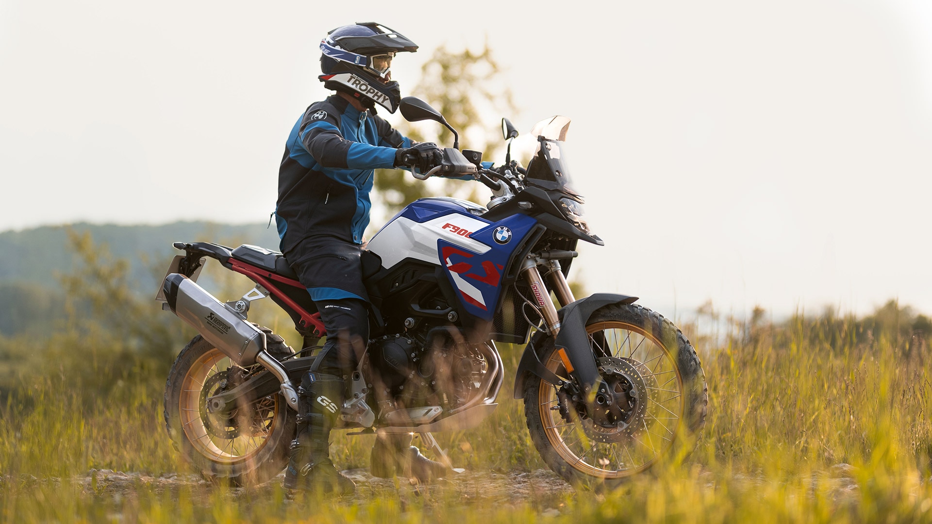 F 900 GS на фона на поляна