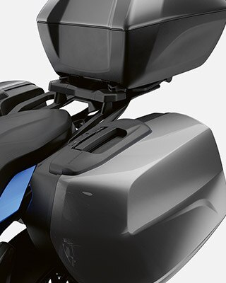 We see the storage options of the BMW F 900 XR