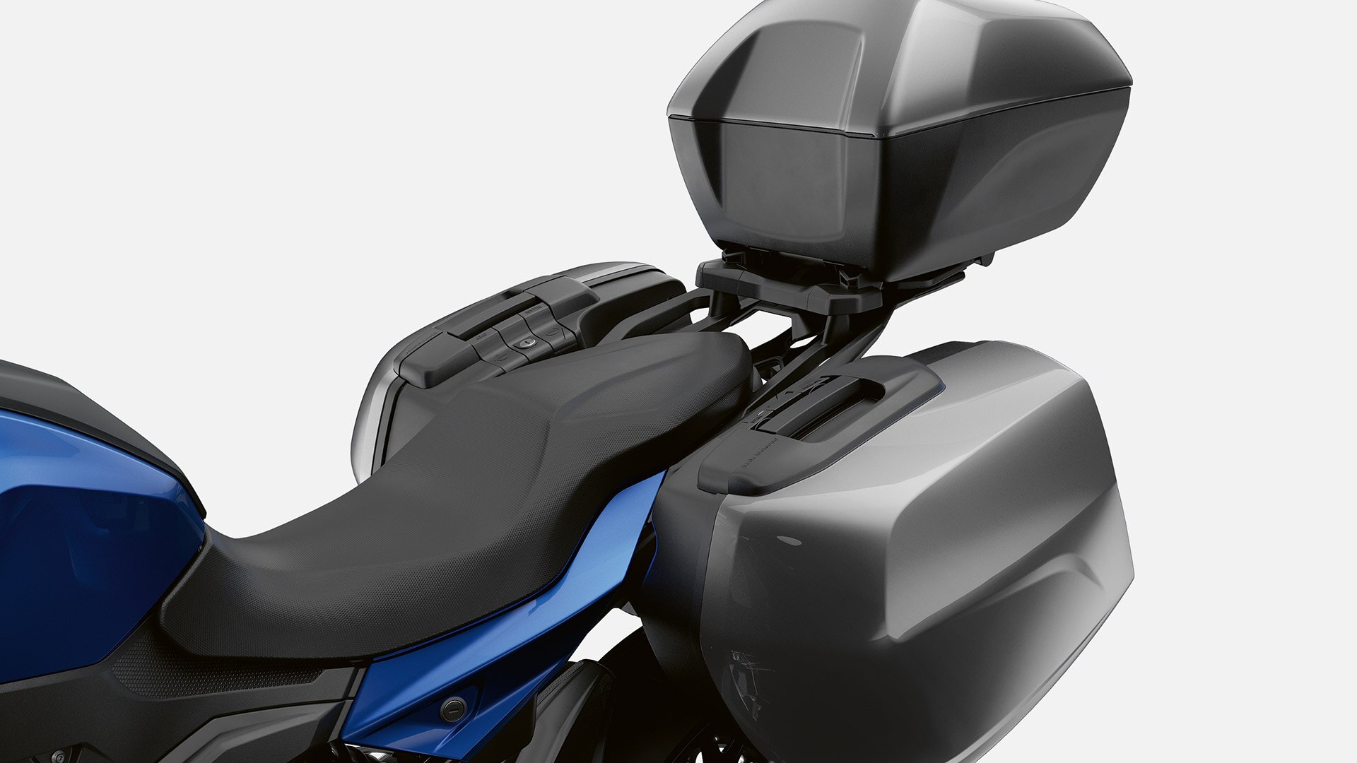 We see the storage options of the BMW F 900 XR