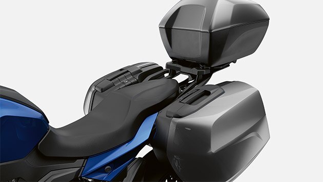 We see the storage options of the BMW F 900 XR