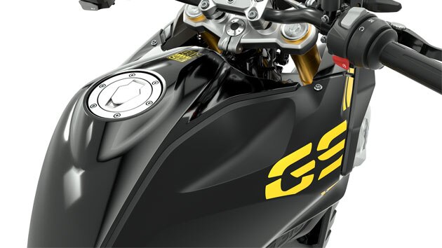 Това са резервоарът и кормилото на G 310 GS, показани отблизо и под ъгъл отгоре.
