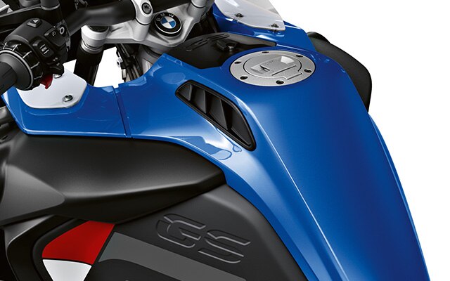 Това е 30 литровият резервоар на R 1250 GS Adventure.