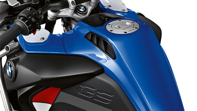 Това е 30 литровият резервоар на R 1250 GS Adventure.