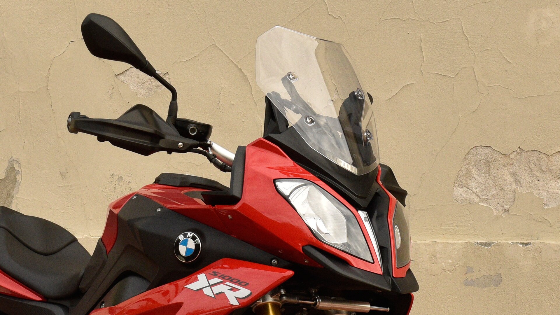 S 1000 XR ветрозащитното стъкло може да се регулира с две стъпки
