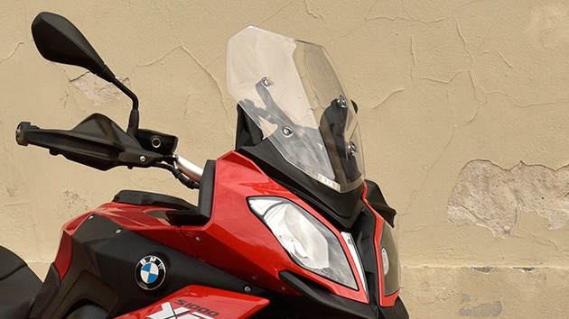 S 1000 XR ветрозащитното стъкло може да се регулира с две стъпки