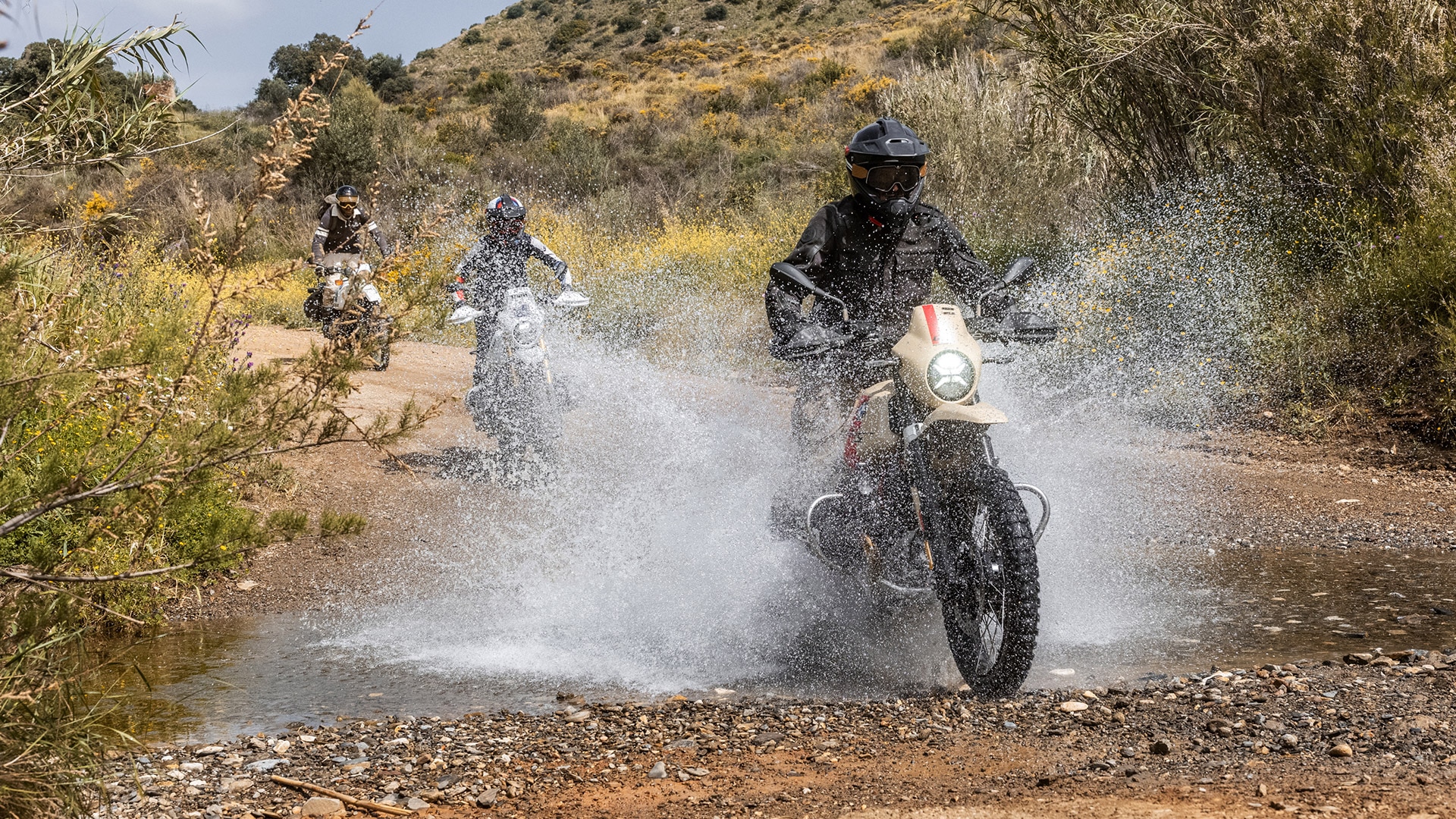 The comfort and safety equipment options for the R 12 G/S from BMW Motorrad