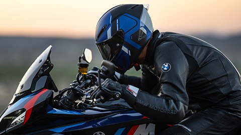 Яке и панталон Hotlap от BMW Motorrad за водачи, търсещи постижения