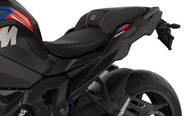 Елегантната задница и фрезованите части на M 1000 XR от BMW Motorrad