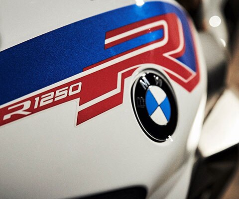 BMW R 1250 R в Style Sport с акцент върху резервоара