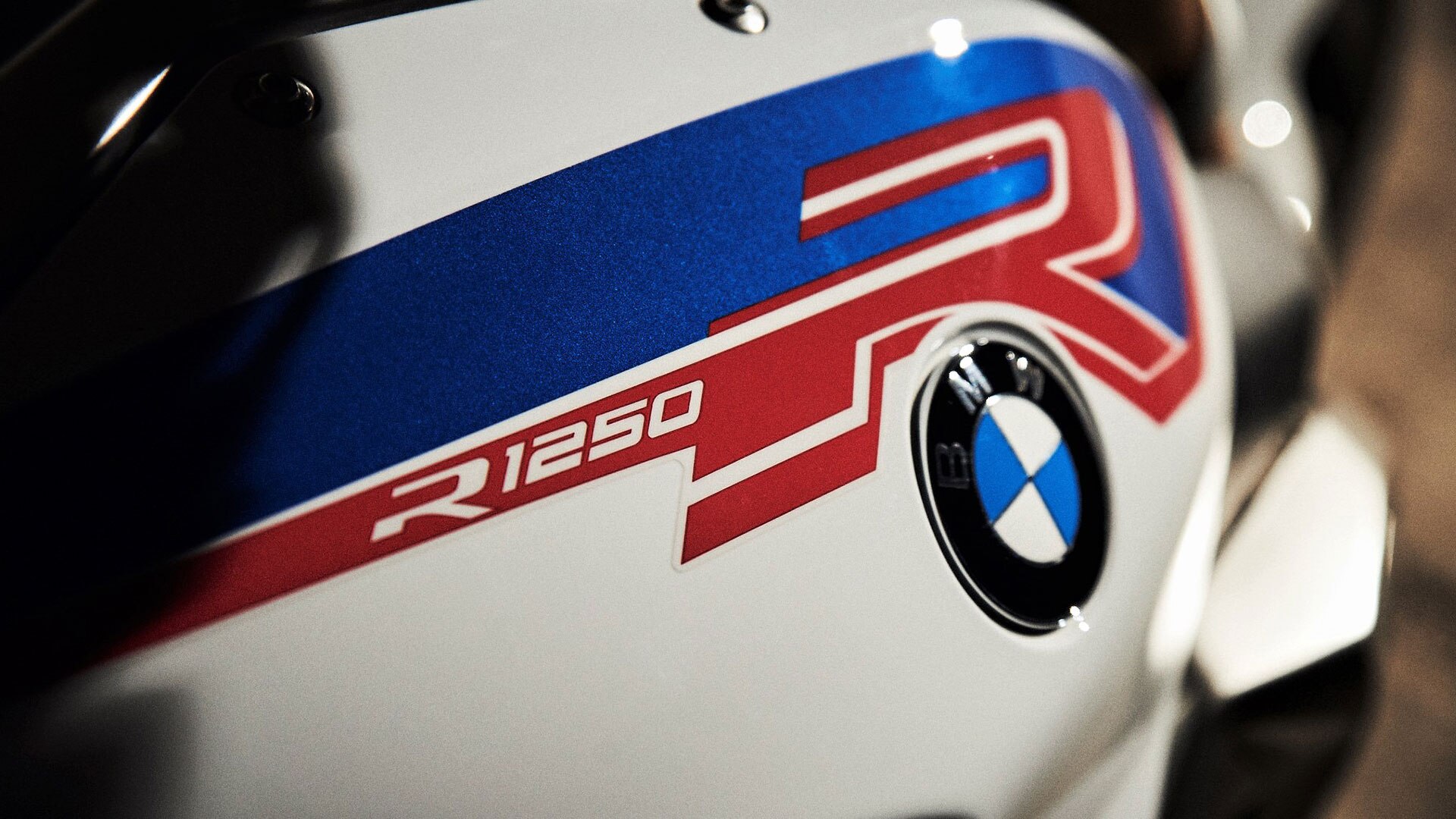 BMW R 1250 R в Style Sport с акцент върху резервоара