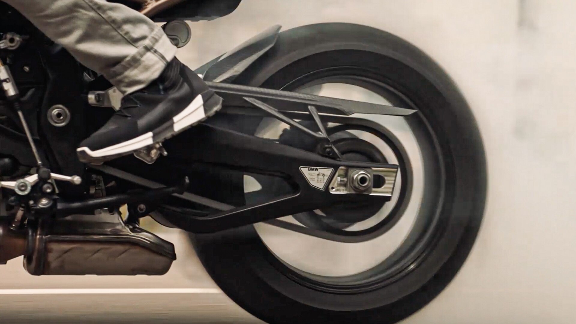 Това е поредица от движения на S 1000 R.