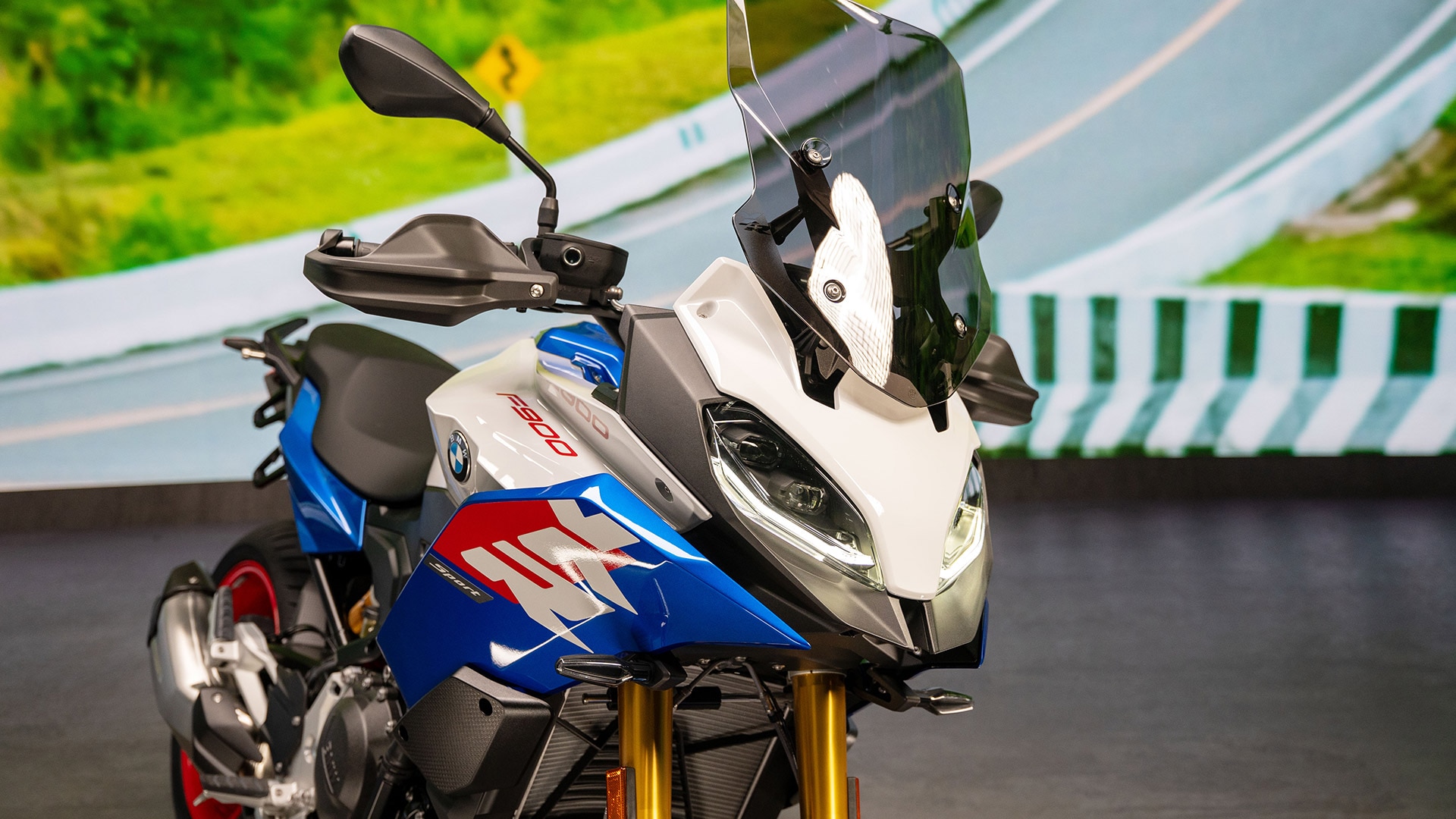 Оборудването на F 900 XR от BMW Motorrad