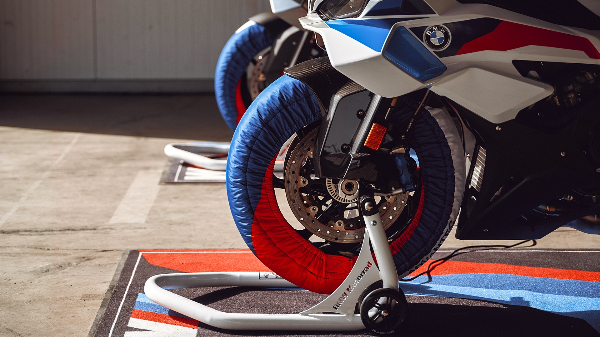 Снимка в близък план на предното колело на S 1000 RR от BMW Motorrad на монтажната стойка