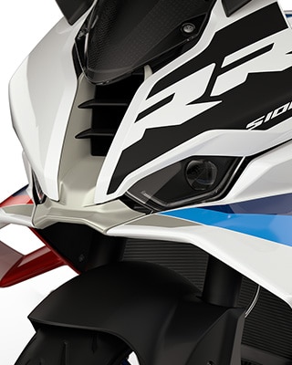 Динамичен изглед на предната част и висок ветрозащитен щит на S 1000 RR