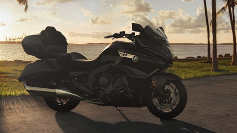K 1600 Grand America на крайбрежна алея на слънчева светлина.