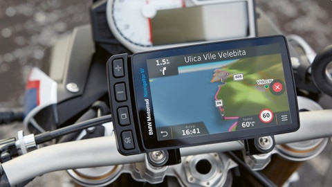 Navigator VI във фокуса на S 1000 R.