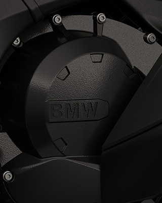 Фокус върху шестцилиндровия двигател.