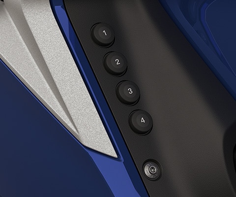 Фокус върху четирите номерирани бутона за любими функции.