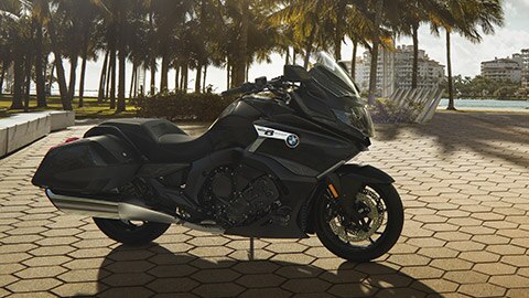 K 1600 B на площад с палми като фон.