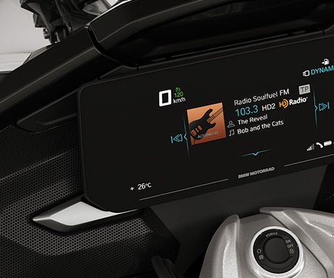 Фокус върху TFT дисплея и кутиите на K 1600 GTL.