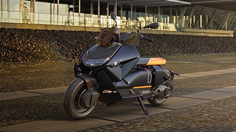 Електрическият скутер CE 04 от BMW Motorrad