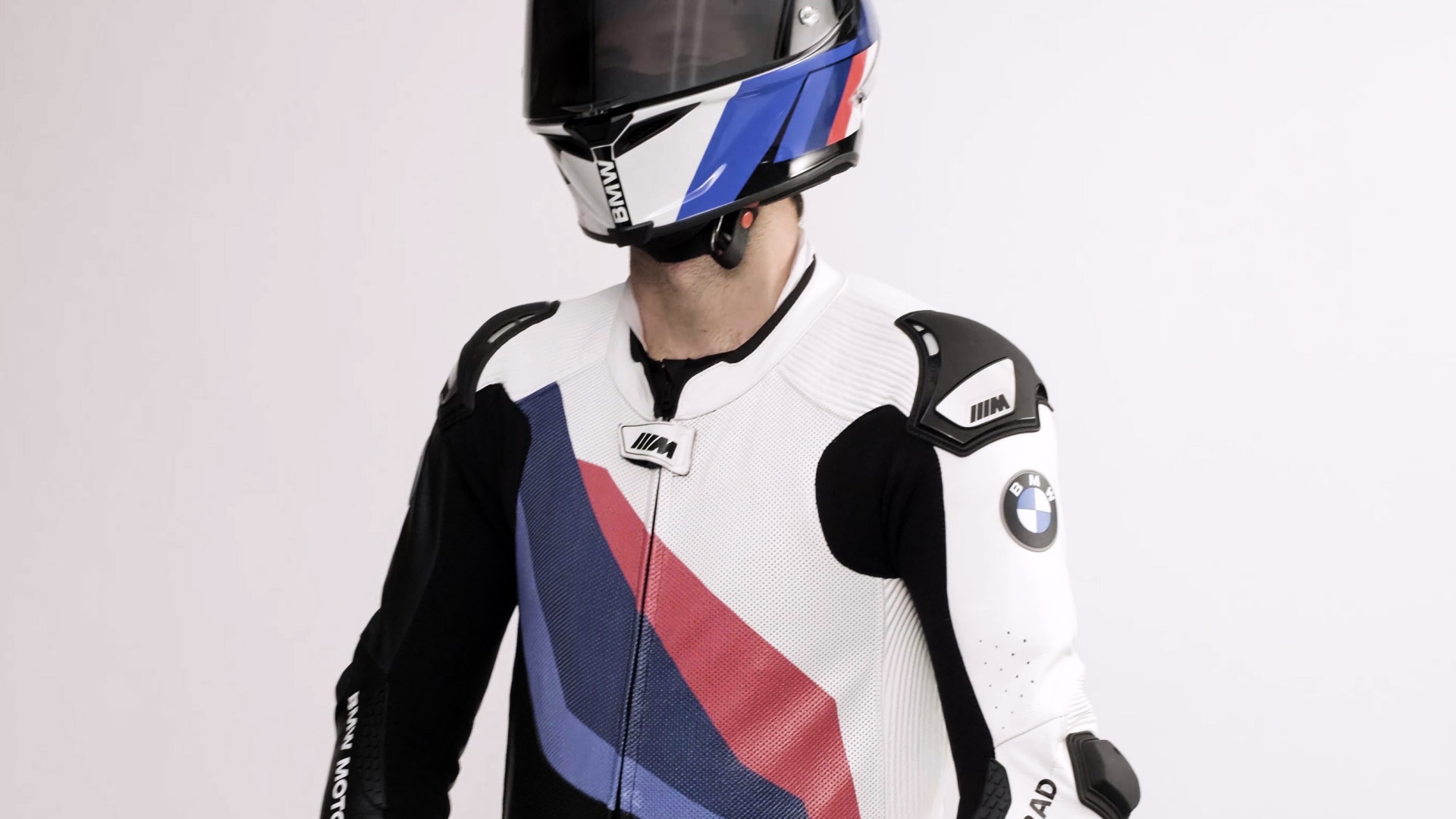 Видео, в което е представен костюмът M Pro Race Comp на BMW Motorrad – включително обмислени функции за безопасност за състезателите.